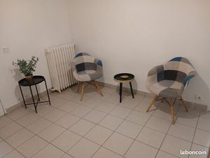 Deux pièces meublé en entresol d'un pavillon avec jardin et emplacement stationnement 2 ro