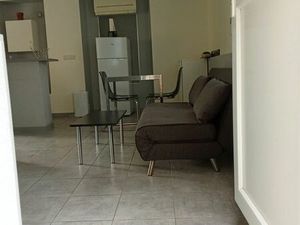 Loue appart meublé/debarra 7m2+petite cour (SECHILIENNE)