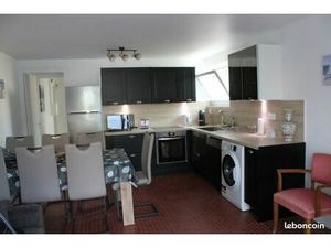 Location appartement meuble avec jardin et 2 places de voiture dans la cour fermee