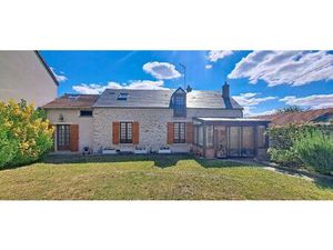 Ancien corps de ferme rénové et situé dans la banlieue de La