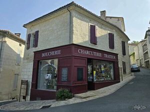 En plein coeur d'Aubeterre Bâtisse avec local commercial et app