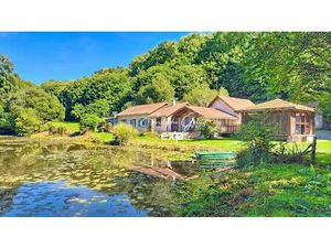 Maison de plain-pied avec étang et terrain de plus d'un hecta