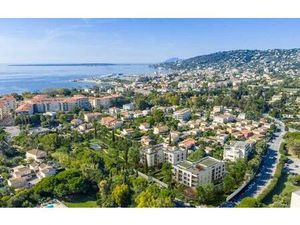 Antibes Proche Plage  appartement 3-pièces Jardin Privatif  Pis