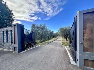 À Vendre Terrain constructible avec permis purgé à Opio