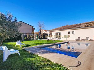 Maison 4 chambres récente de plain-pied avec piscine et garage à Civrieux (01390)