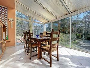 Maison avec piscine deux appartements  hangar  box et garage.