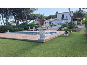 Un Grand Sã‰Jour Avec Cheminee Donnant Sur Terrain