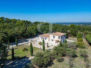 Maison traditionnelle avec vue panoramique et terrain arboré da