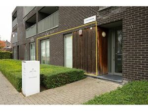 RUIME EN LICHTRIJKE PRAKTIJK IN GELIJKVLOERSAPPARTEMENT MET PRIVÉ-TUIN