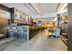 Zeer ruim handelspand met groot terras  buitenberging op toplocatie in Mol-centrum.