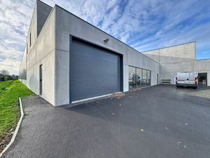 NB BEDRIJFSPAND bestaande uit MAGAZIJN met TOONZAAL/BURELEN en casco LOFT-APPARTEMENT met 