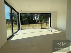 Ruime en volledig afgewerkte half open BEN-woning met 3 slaapkamers te bewonderen in het g