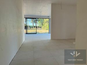 Ruime half open BEN-woning met 4 slaapkamers te bewonderen in het gezellige Kermt.