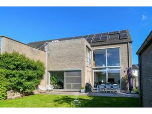 Halfvrijstaande gezinswoning met vrijstaande garage