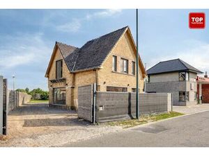 Gerenoveerde alleenstaande woning in Adegem met loods en weide