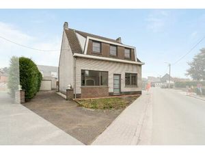 Deels te renoveren woning met 3 slaapkamers en garage