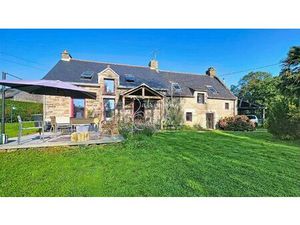 Authentique longère rénovée : charme et volumes