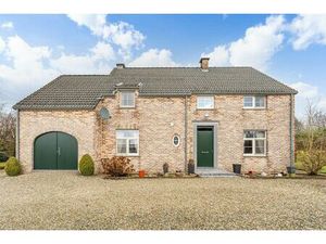 Eengezinswoning in open bebouwing met tuin.