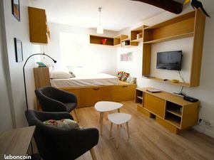 Beau studio  parfait état  meublé  centre ville  entre les Halles et la Côte des Basques B