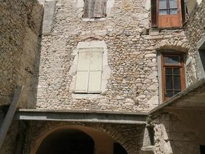 Immeuble ancien en pierre – fort potentiel de 3 à 12 logements – Vallon-Pont-d’Arc centre