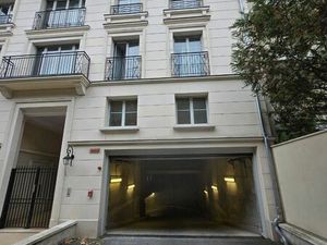 4 places de parking boxable côte à côte au niveau -1 d'un immeuble récent de haut standing