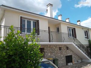 Vends maison de ville 14 m2 sur 2 niveaux 2 chambres à l'étage et un grand sudio autonome 