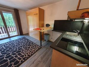 Studio moderne avec un garage