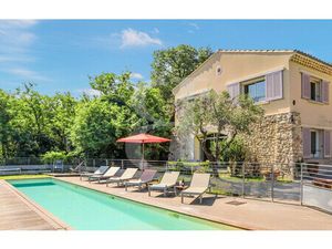 Au coeur d'une chênaie confortable villa avec piscine à vendre