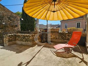 Maison de village en pierres au coeur d'un village provençal