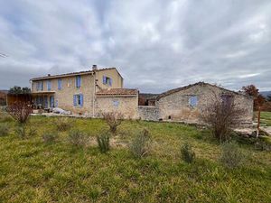 Propriété de 235m2 7p avec une remise de 150m2 et deux garages de 40m2