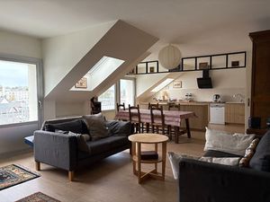 Appartement T5 seul au dernier étage traversant Est/Ouest avec balcons  ascenseur et grand