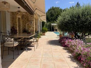 Villa de plain pied dans un quartier résidentiel d'Uzès sur un terrain de 1500 m2 avec...