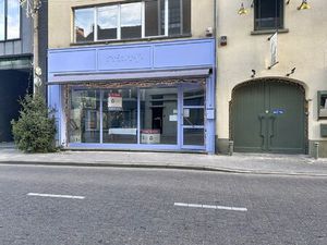 Gezellig handelspand voorzien van keuken en sanitair op toplocatie in Mol-centrum.