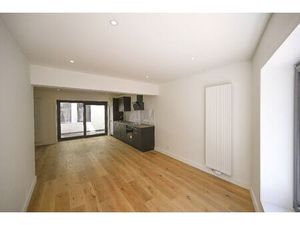 KNAP GELIJKVLOERS APPARTEMENT MET STADSTERRAS