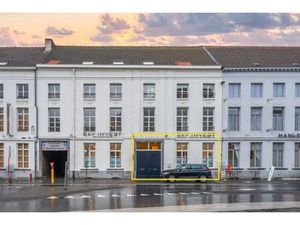 Representatief kantoor- of handelspand op topligging aan het Keizersplein in Aalst