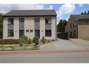 Recente halfopen bebouwing met ruime tuin  terras en garage