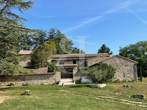 Authentique ferme en pierre sur un terrain de 11 hectares dans l