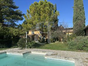 Maison de famille avec piscine et dépendances à L'Isle-sur-la-