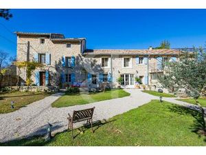 Mas avec piscine chauffée et dépendances en campagne Pernes le