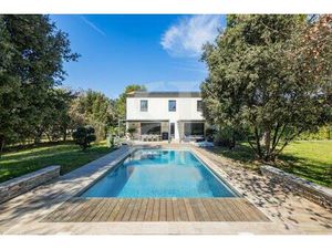 Villa récente 5 chambres avec grand terrain arboré et piscine