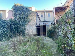 Immeuble à rénover de plus de 200 m² avec des dépendances et