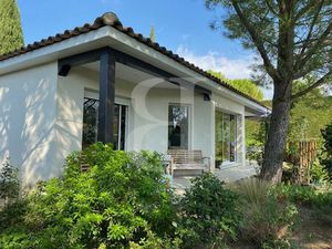 Villa récente de plain pied dans un emplacement idéal proche d