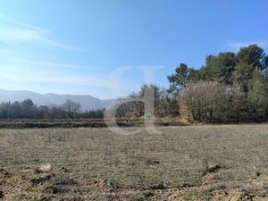 Terrain situé entre village et campagne à Oppède