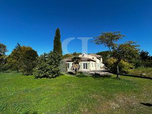 Propriété exceptionnelle et unique dans le village de Pernes-l