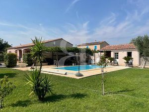 Agréable villa de plain pied avec piscine à ORANGE