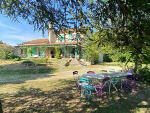 Villa avec piscine sur grand terrain en plein coeur de l'Enclave