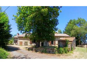 Une belle maison en pierre de campagne aménagée à vendre près de St Saud avec 4 chambres .
