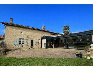 Grande ferme en pierre rénovée avec terrain et dépendances