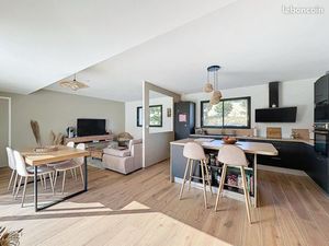 Maison récente avec piscine  garage et vue campagne