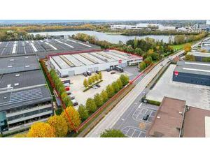 Multifunctioneel bedrijfsgebouw van 6.998 m² vlakbij de E17